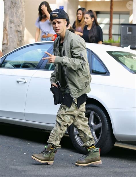 Photo Exclusif Justin Bieber Entour De Fans Beverly Hills Los