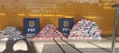 PRF apreende aproximadamente 130 kg de drogas passageira de ônibus