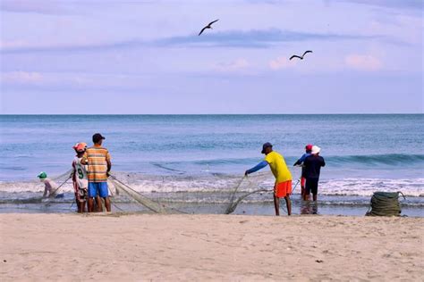 Cartagena Bolívar Colombia 1 de febrero de 2024 los pescadores