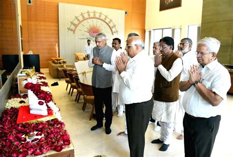 Gujarat Cm Bhupendra Patel Offers Prayers