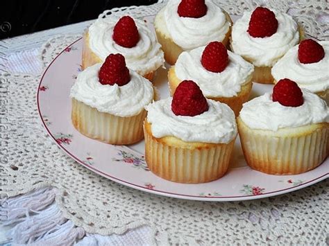 Raspberry Filled White Chocolate Buttercream Cupcakes Amanda S Cookin