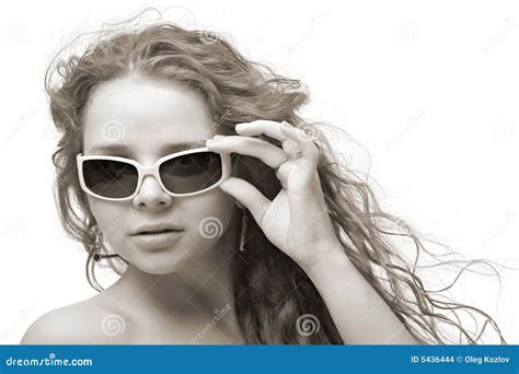 Femme Dans Des Lunettes De Soleil Photo Stock Image Du Flirter Mode