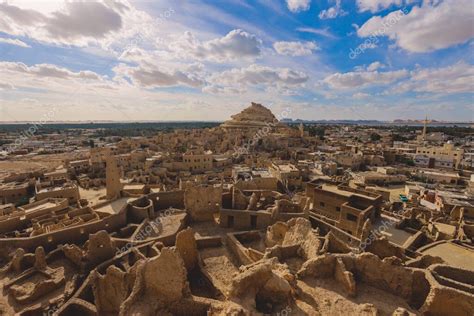 Vista panorámica de las paredes de arenisca y antigua fortaleza de un