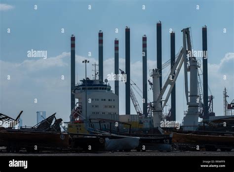 Oil Rig And Boats Hi Res Stock Photography And Images Alamy