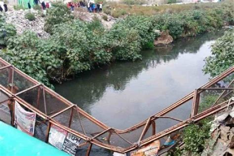 Edomex Puente peatonal colapsa en los límites de Nezahualcóyotl y