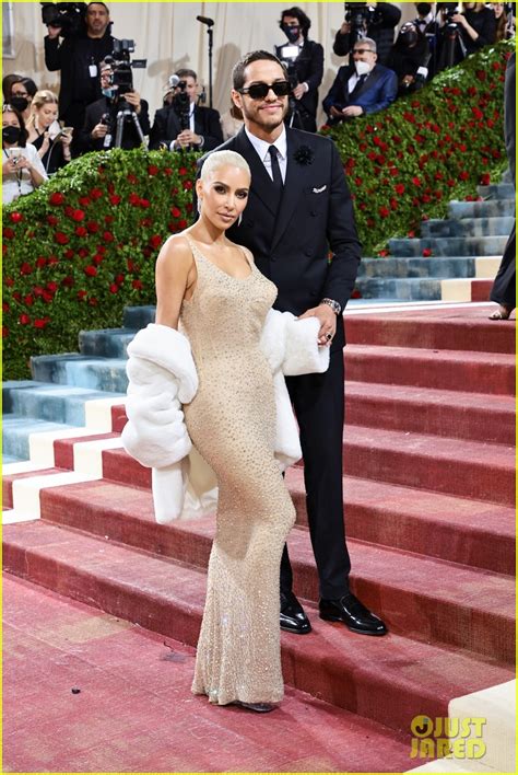 Photo Kim Kardashian Pete Davidson Met Gala 2022 Red Carpet 07 Photo