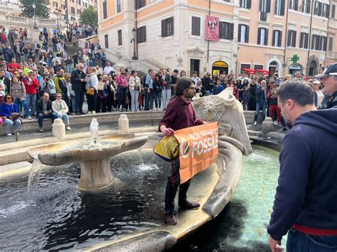 Blitz A Piazza Di Spagna Attivisti Di Ultima Generazione Versano