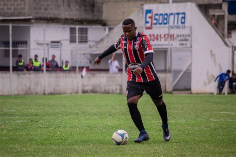 Garçom que cheira a gol Emílio celebra o seu renascimento a