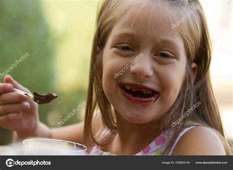 Hermano Pequeño Hermana Comiendo Helado Café Aire Libre Foto de stock