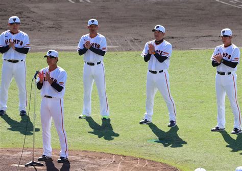 ＜巨人秋季キャンプ・最終日＞手締めで秋季キャンプを終える阿部監督（右から2人目）（撮影・藤山 由理） ― スポニチ Sponichi Annex 野球