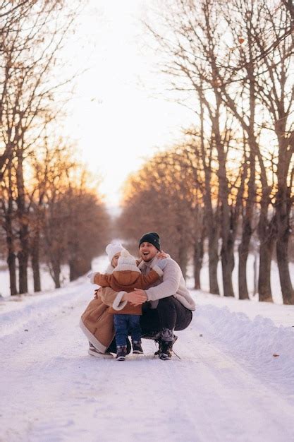 Padre E Hijo Caminando En El Parque De Invierno Foto Premium