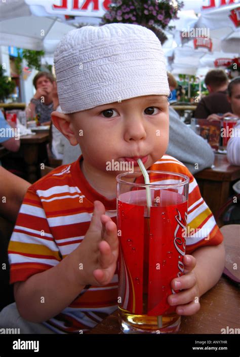 Ni O Bebiendo Coca Cola Fotograf As E Im Genes De Alta Resoluci N Alamy