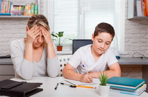 Madre Ayudando A Su Hijo En La Tarea Foto Premium