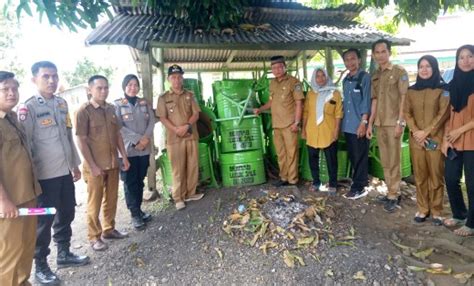 Jagalah Kebersihan Pemdes Lubuk Jale Bagikan Tong Sampah Ke Masyarakat