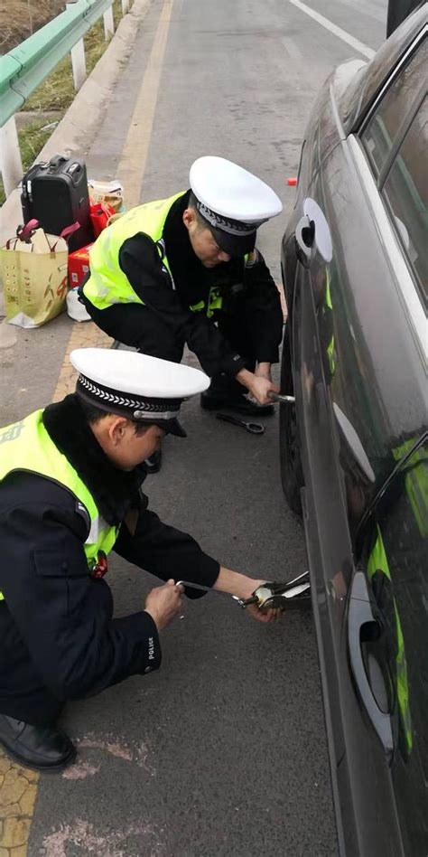 群眾高速爆胎，高速交警溫馨救援 每日頭條