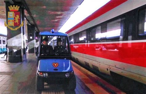 Roma Tiburtina Cercano Di Derubare Una Turista Mentre Scende Dal Treno