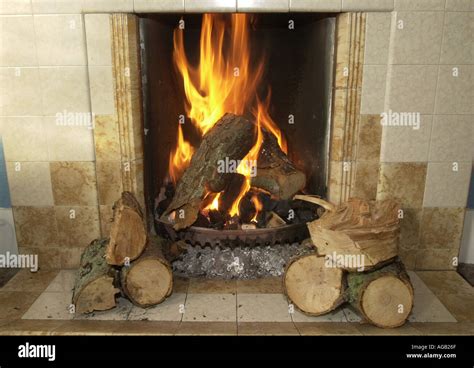 Log fire burning in fireplace Stock Photo - Alamy