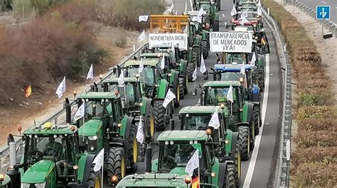 Un Millar De Agricultores En Unos 500 Tractores Protestan Por Su