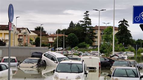 L Acqua Si Ritira Ed Emerge Il Cimitero Delle Auto Alluvionate