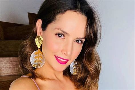 Carmen Villalobos fascina con un outfit de pantalón de cuero verde palazzo y un mini top nude