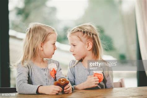 Twin Girls Holding Hands Foto E Immagini Stock Getty Images