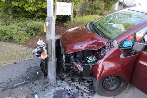 POL RBK Bergisch Gladbach Pkw Kommt Von Der Fahrbahn Ab Und Prallt