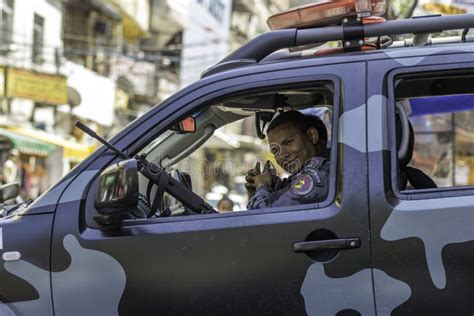 La Policía Militar De Rio De Janeiro Patrulla Las Calles De Rio De