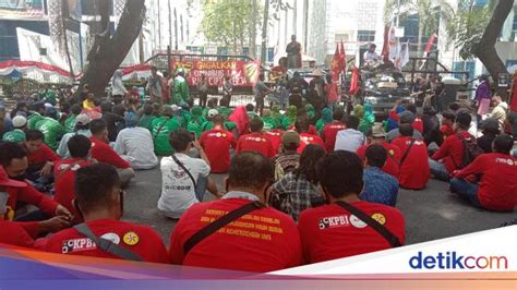 Massa Demo Tolak Omnibus Law Di Dprd Sumut Lalu Lintas Dialihkan