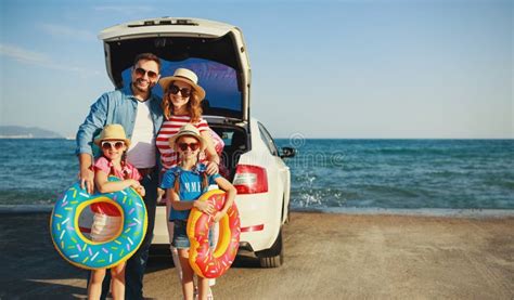 Familia Feliz En Viaje Auto Del Viaje Del Verano En Coche En La Playa