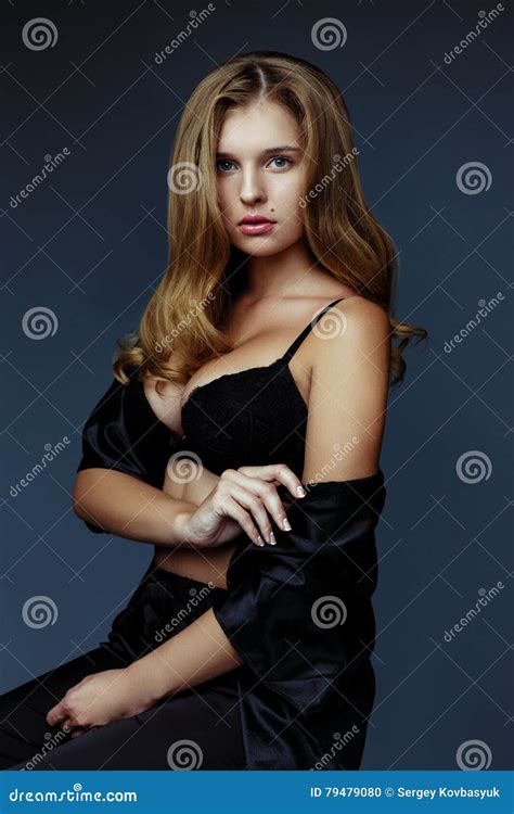 Mujer Rubia Atractiva Hermosa Con El Pecho Grande Foto De Archivo