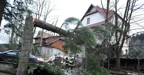 Huraganowy Halny Na Podhalu Wichury Na Pomorzu Zerwane Dachy I