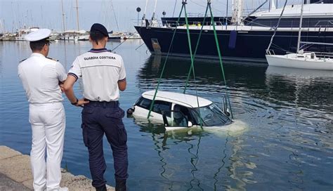 Senza Freno A Mano E L Auto Finisce In Mare Cronaca Viareggio