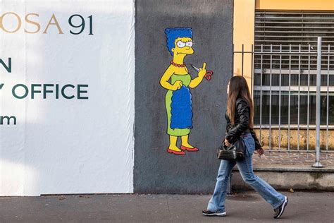 Milano Marge Simpson Ritorna Davanti Al Consolato Iraniano E Alza Il