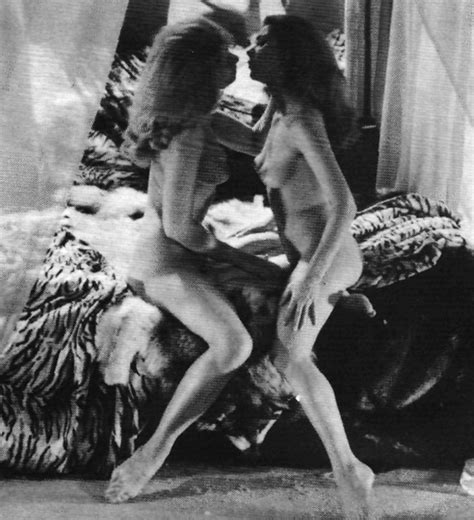 Nackte Janine Reynaud In Der Sex Trinkt Champagner