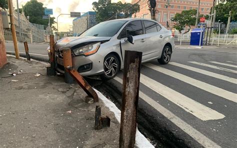 Carro Trancado Por Moto E Bate Em Mureta De Prote O No Centro De