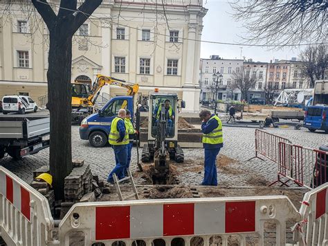 Rozkopany Rynek I Ci Ki Sprz T W Lesznie Co Si Sta O Obok Ratusza