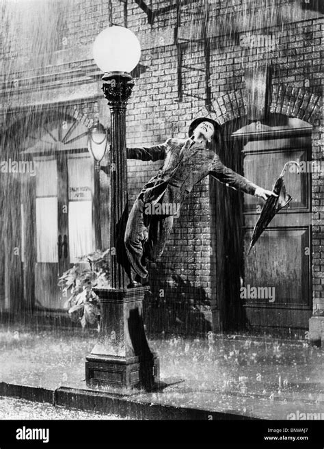 Gene Kelly Singin In The Rain 1952 Stock Photo Alamy