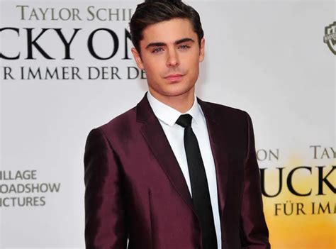 Photos Zac Efron Costume Lie De Vin Et Bandage à La Main Il Confie