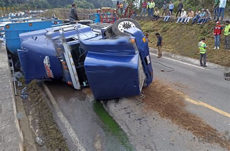 Vuelca Tr Iler Sobre La Carretera Federal M Xico Tuxpan