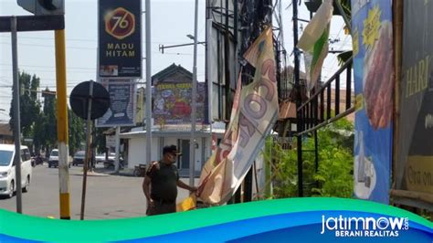 Satpol PP Ponorogo Tertibkan Reklame Liar Termasuk Gambar Bacaleg