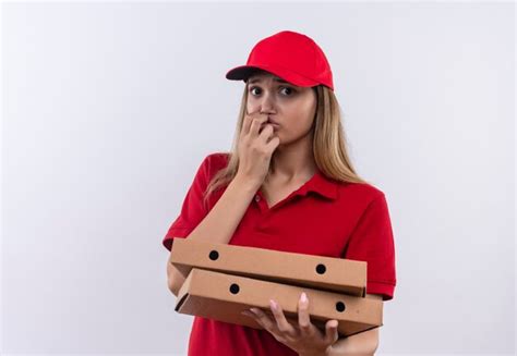 Repartidor Joven Preocupado Con Uniforme Rojo Y Gorra Sosteniendo Cajas