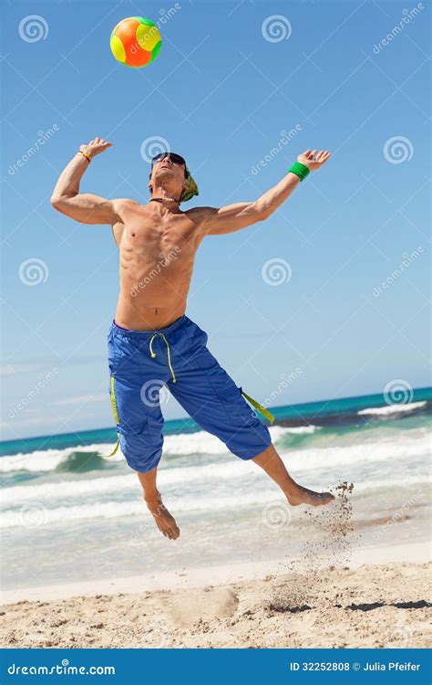 Attraktiver Junger Mann Der Volleyball Auf Dem Strand Spielt Stockfoto