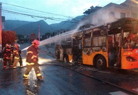 Independencia Se incendió bus alimentador del Metropolitano Exitosa