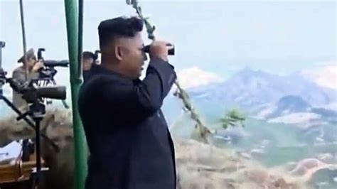 Kim Jong Un sonríe mientras observa a los ejercicios militares Vídeo