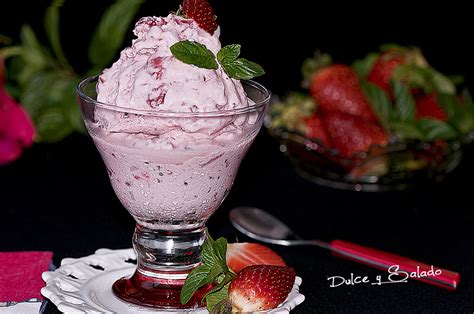 Dulce Y Salado Helado De Yogur Con Fresas