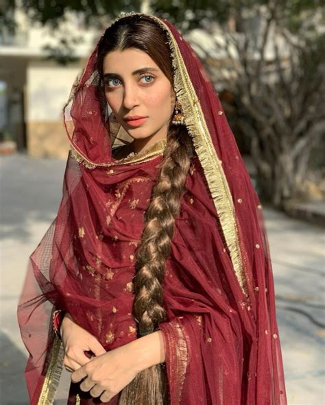 Bts Pictures Of Urwa Hocane From The Set Of Neeli Zinda Hai Reviewitpk