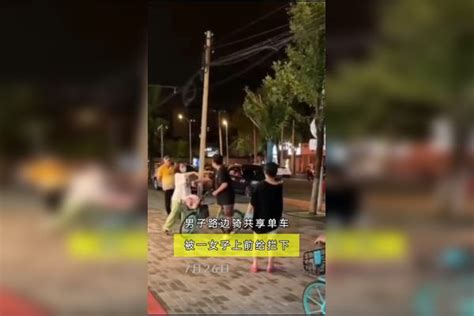 男子路边骑共享单车，被一女子上前给拦下！网友：这算是私自占用