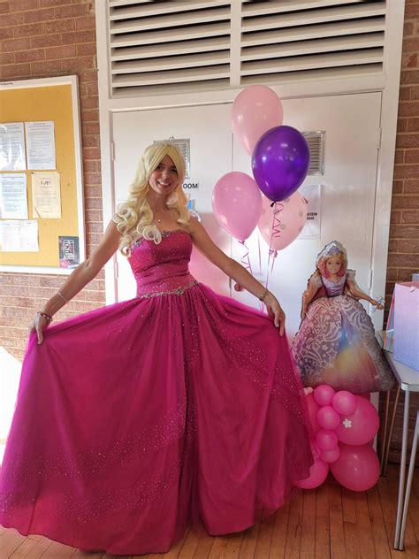 Socialites are discussing the Charlotte Ford approach to parties 3