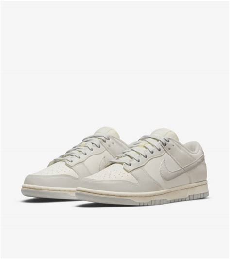 Women S Dunk Low Light Bone Release Date Nike Snkrs Vn