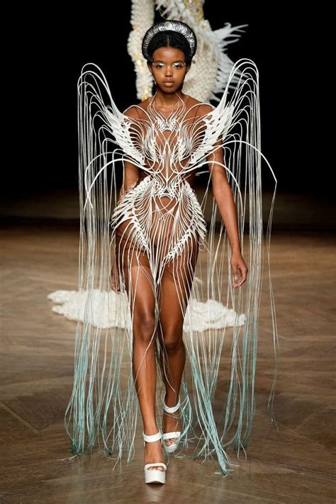 Défilé Iris Van Herpen Haute Couture automne hiver 2022 2023 Paris